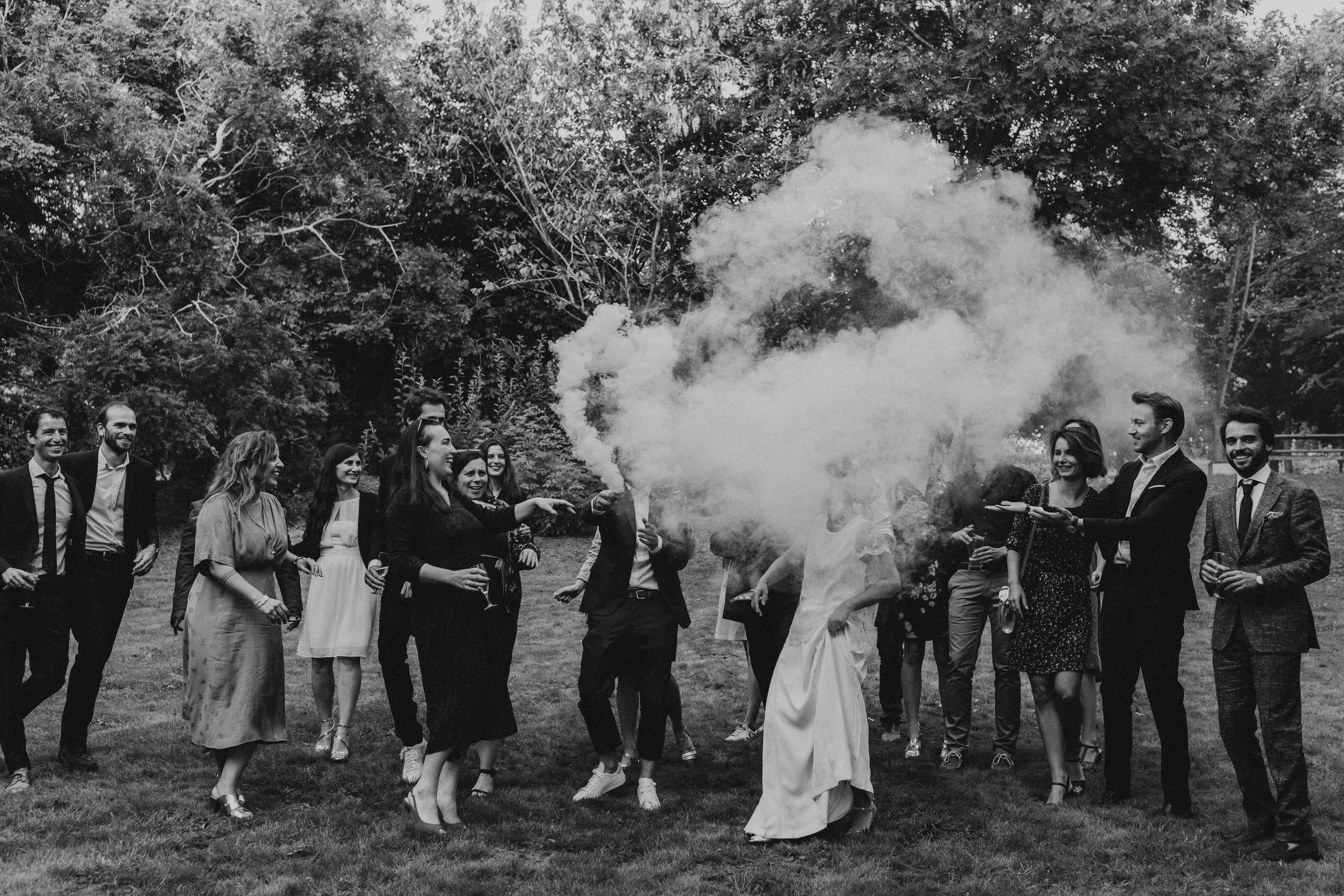 photo de groupe fun lors d'un mariage
