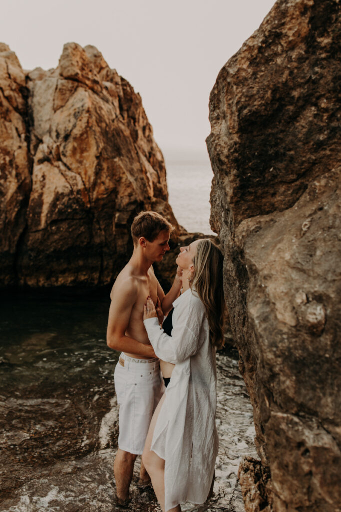 Couple dans l'eau au lever du soleil