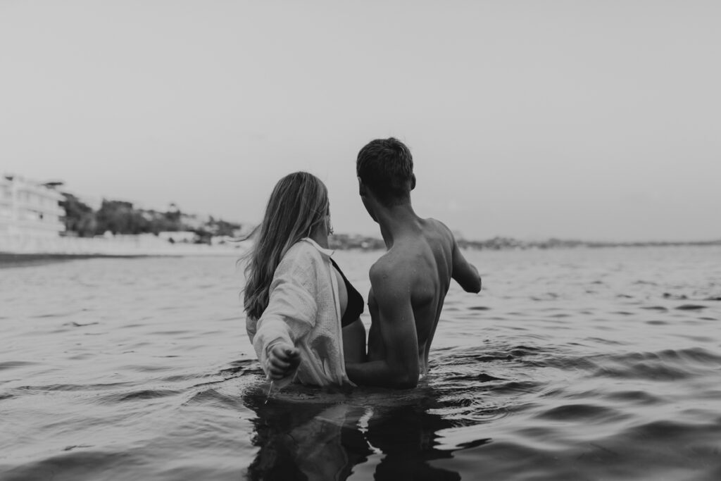Photo de couple dans l'eau à Palerme