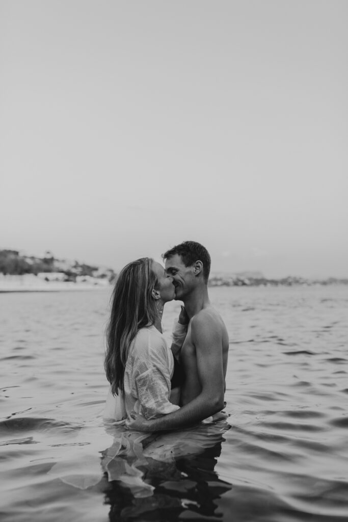 Photo de couple dans l'eau en noir et blanc