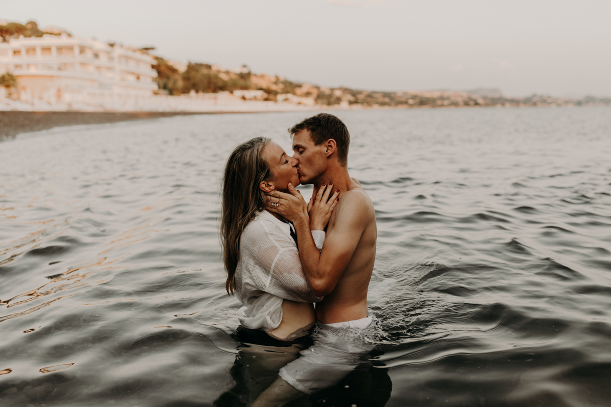Séance photo en couple à Palerme dans l'eau