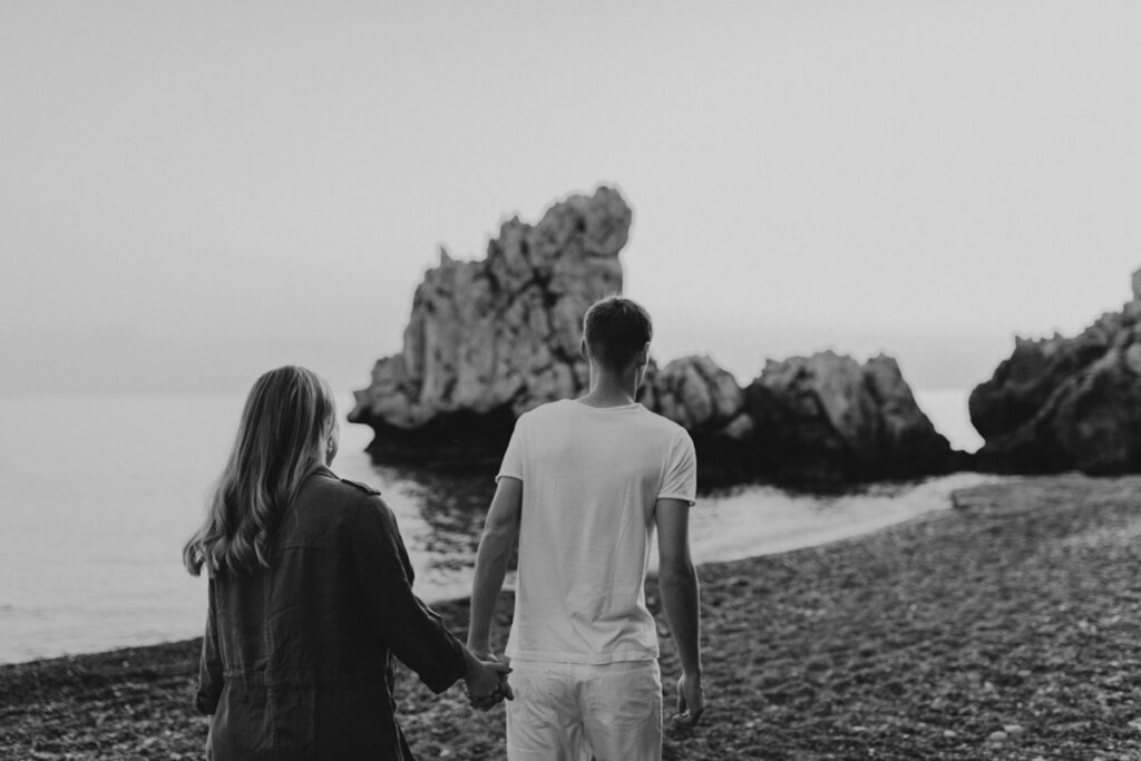 Photo de couple à la mer en noir et blanc