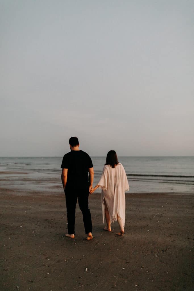 des photos de grossesse sur la plage à Ouistreham