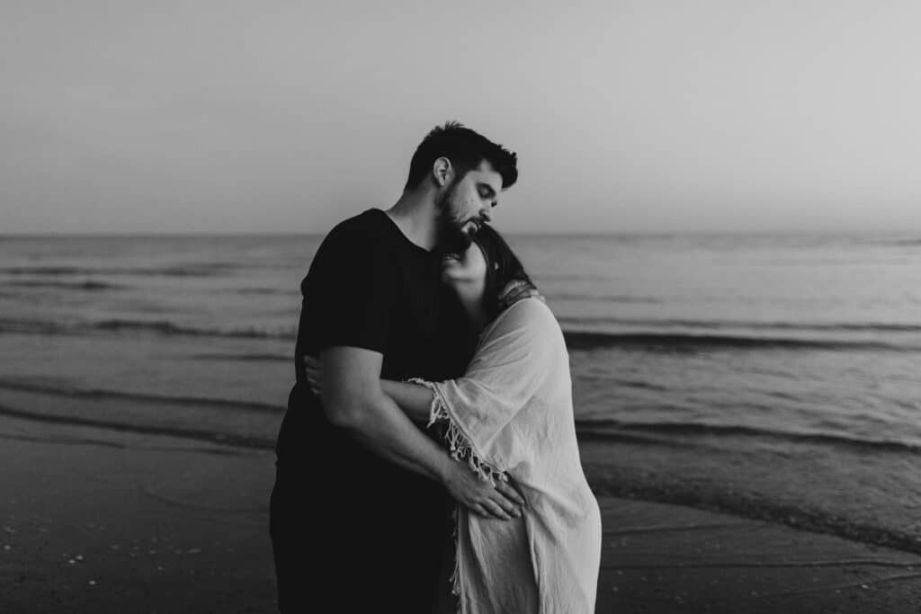 photo de grossesse sur la plage à Ouistreham