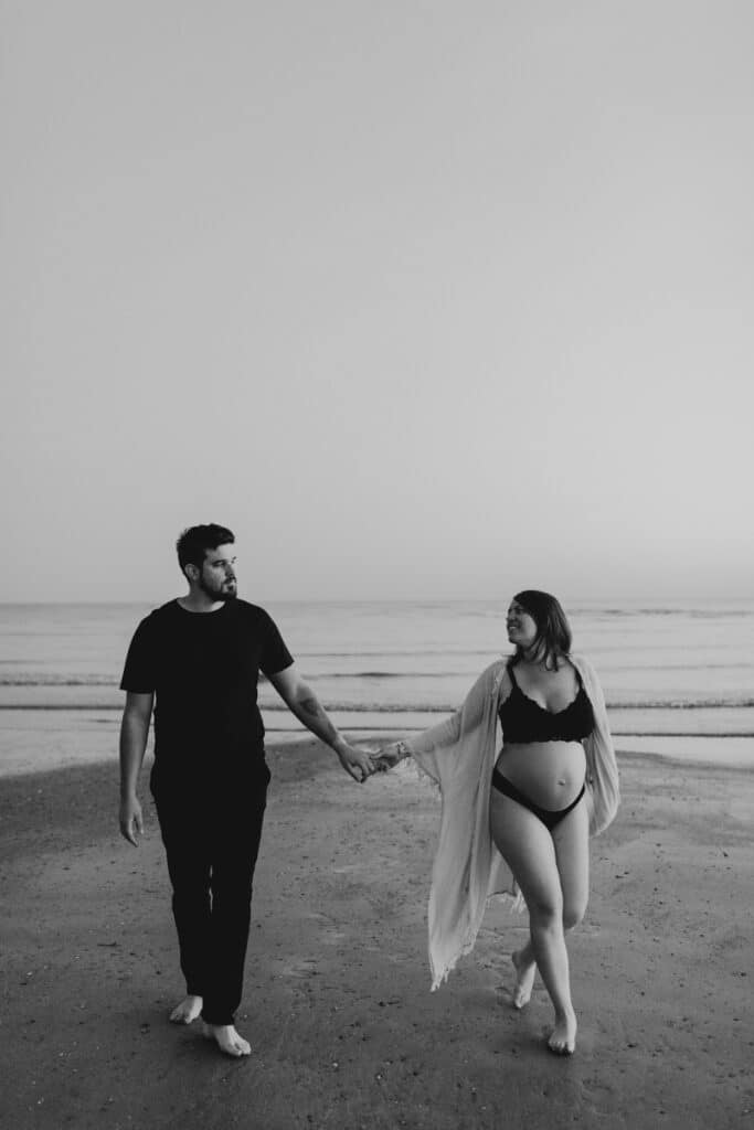 Séance photo grossesse sur la plage à Ouistreham