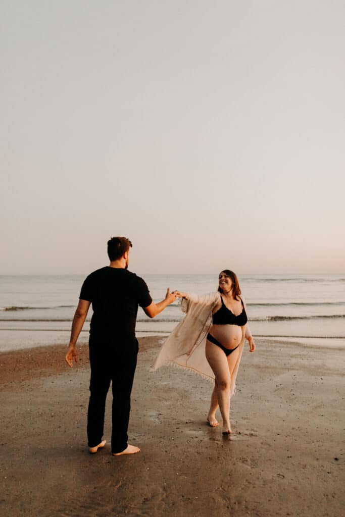 Séance photo grossesse sur la plage de Ouistreham