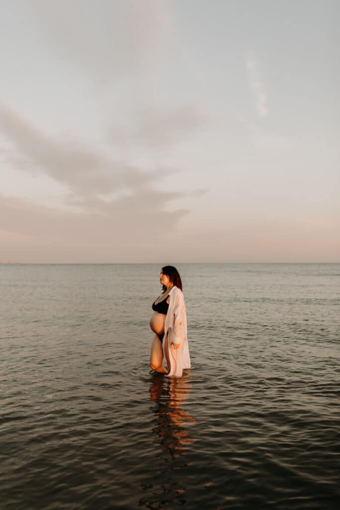 Femme enceinte dans l'eau