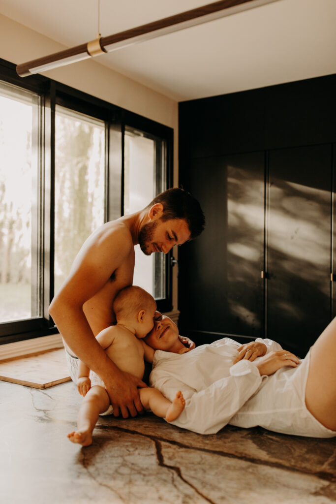 Photos en famille intérieur en Bretagne